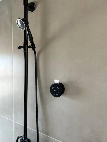 Un baño de Serene Modern Home Backdoor with great WiFi, games, movies, patio seating and bbq Easy Access to North Joshua Tree National Park in 10 minutes