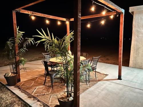 Un patio o zona al aire libre en Serene Modern Home Backdoor with great WiFi, games, movies, patio seating and bbq Easy Access to North Joshua Tree National Park in 10 minutes