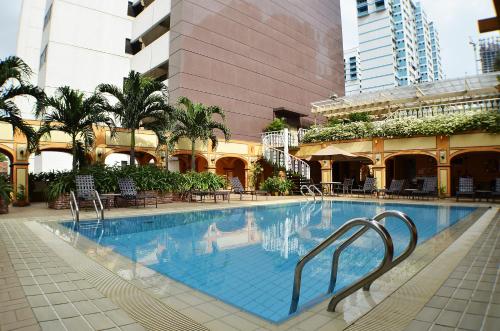 - une piscine au milieu d'un bâtiment dans l'établissement Hotel Grand Pacific, à Singapour