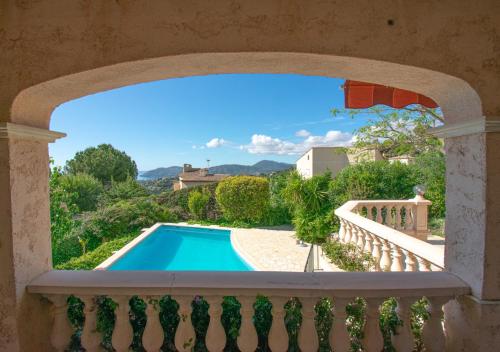 d'un balcon avec vue sur la piscine. dans l'établissement Villa Ma Rosa, 160m2, 4ch, Piscine et Jardin, à Mandelieu-la-Napoule