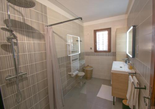 une salle de bain avec douche et lavabo dans l'établissement Villa Ma Rosa, 160m2, 4ch, Piscine et Jardin, à Mandelieu-la-Napoule