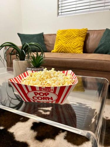 Zona de estar de Serene Modern Home Backdoor with great WiFi, games, movies, patio seating and bbq Easy Access to North Joshua Tree National Park in 10 minutes