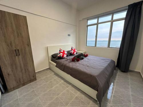 een slaapkamer met een groot bed en een groot raam bij 1-6 Pax BBQ + Hot Pot - Relaxing Seaview in Port Dickson