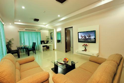 sala de estar con sofá y mesa en HOTEL SRIVATSA REGENCY, en Pudunagaram
