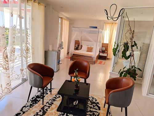 - un salon avec deux chaises et un lit dans l'établissement Hary's Aparthotel, à Toliara