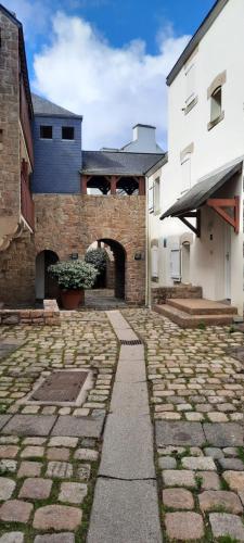 une allée en pierre devant un bâtiment dans l'établissement Ty Cosy, à Arzon