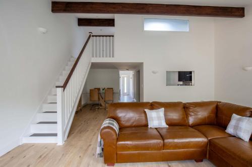Posezení v ubytování Aintree Cottage