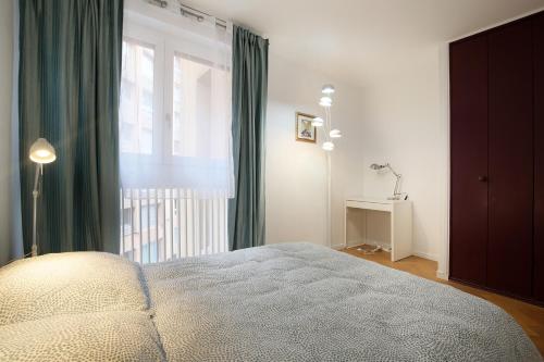 - une chambre avec un lit et une fenêtre avec des rideaux verts dans l'établissement Le jaune Place Saint Georges 100m Parking Terrasse, à Toulouse