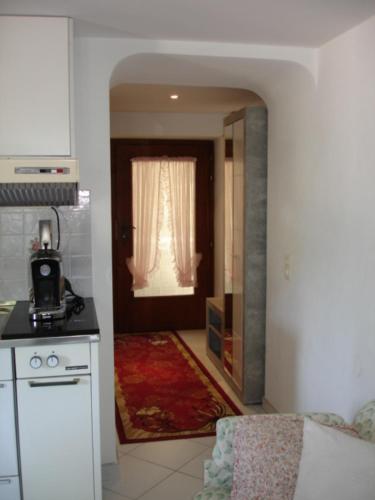 イントラーニャにあるCasa Chiaraのリビングルームにつながるドア付きのキッチン