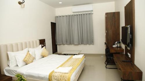 Tempat tidur dalam kamar di Goroomgo Hotel The Nirmala Palace Ayodhya-Near Ram Mandir