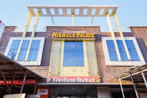 un bâtiment avec un panneau à l'avant dans l'établissement Goroomgo Hotel The Nirmala Palace Ayodhya-Near Ram Mandir, à Ayodhya
