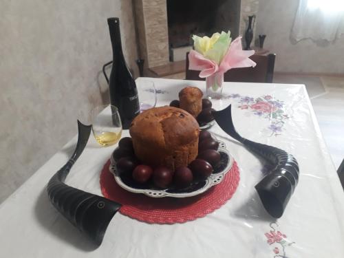 un plato de comida en una mesa con dos tenedores en House at the Forest / სახლი ტყის პირას en Gordi