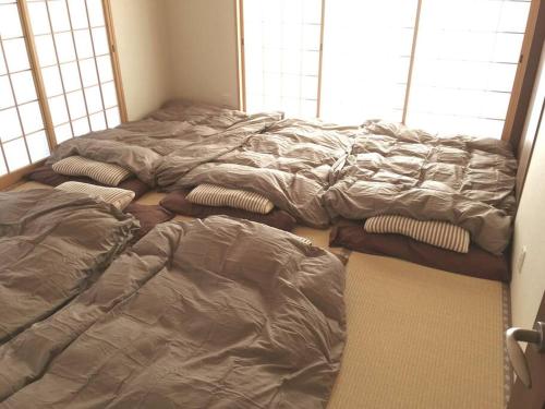 Cama o camas de una habitación en 森の空気を感じる宿泊 露天風呂 Wi-Fi 最大20名様