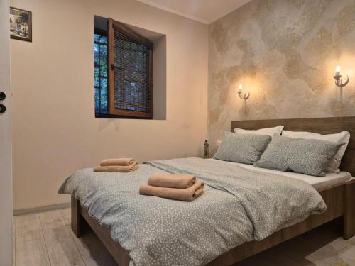 een slaapkamer met een bed met twee handdoeken erop bij Guest house Dimant in Boergas