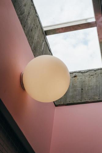 a light hanging from a ceiling with a window at 樹墅Villa宜蘭寵物友善包棟民宿丨溜滑梯丨烤肉丨Switch in Ch'eng-hsing