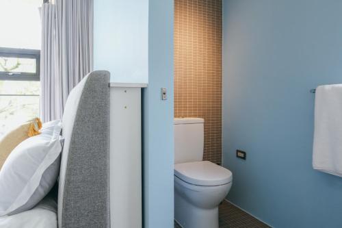 a bathroom with a toilet and a window at 樹墅Villa宜蘭寵物友善包棟民宿丨溜滑梯丨烤肉丨Switch in Ch'eng-hsing