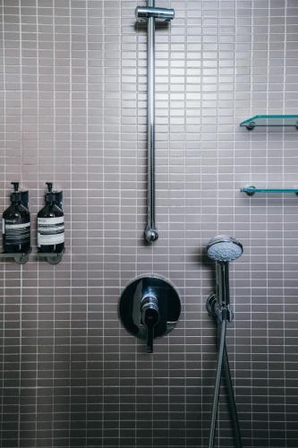 a bathroom stall with a sink in a tiled wall at 樹墅Villa宜蘭寵物友善包棟民宿丨溜滑梯丨烤肉丨Switch in Ch'eng-hsing
