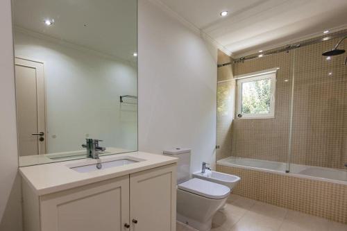 カスカイスにあるHouse in the center of Cascaisの洗面台、トイレ、浴槽を備えたバスルーム