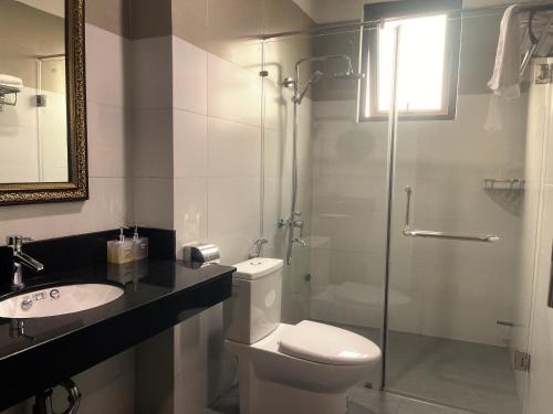 a bathroom with a toilet and a glass shower at Khách sạn HOÀ BÌNH QUẢNG TRỊ in Ðông Hà