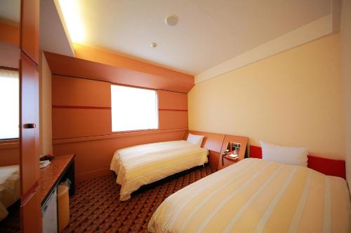um quarto de hotel com duas camas e uma janela em Hashima - Hotel - Vacation STAY 50945v em Hashima