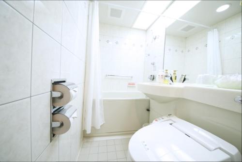 Baño blanco con aseo y lavamanos en Hashima - Hotel - Vacation STAY 50945v, en Hashima