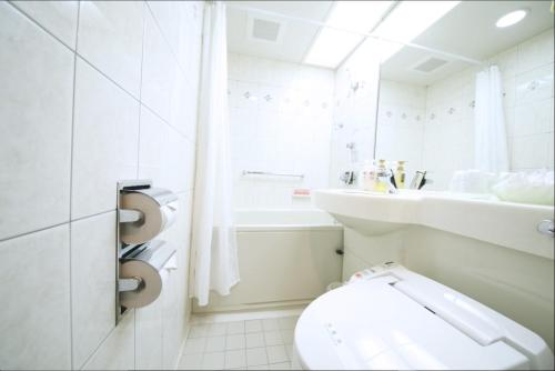 羽島市にあるHashima - Hotel - Vacation STAY 50945vの白いバスルーム(トイレ、シンク付)