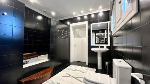 的住宿－Finca La Goya，黑色浴室设有卫生间和水槽