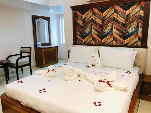 1 dormitorio con 1 cama con toallas en Naveed Residency en Anantapur