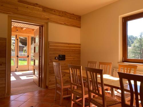 - une salle à manger avec une table et des chaises dans l'établissement LorichiAmo B&b, à Lorica