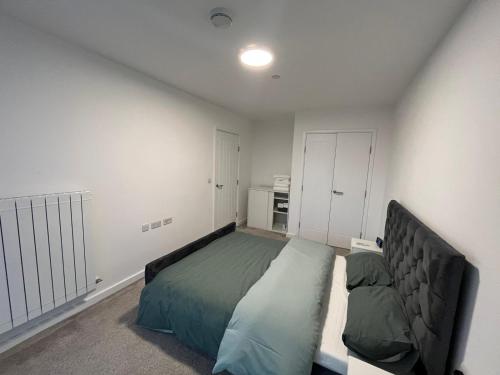 sypialnia z łóżkiem w białym pokoju w obiekcie Gabs place w mieście Stifford