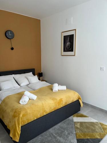 a bedroom with a bed with towels on it at Shubu GARDEN Vendégházak in Szilvásvárad
