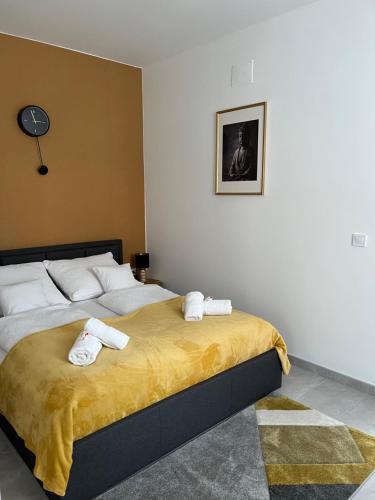 1 dormitorio con 1 cama con toallas en Shubu GARDEN Vendégházak, en Szilvásvárad