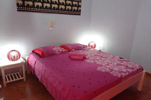 una camera con letto e copriletto rosa di Appartamento Serra. Stella Maris Exclusive a Calheta Do Maio