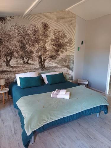 une chambre avec un lit bleu avec des serviettes dessus dans l'établissement Family First, à Gargas