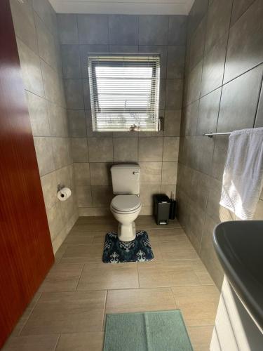Elle comprend une petite salle de bains pourvue de toilettes et d'une fenêtre. dans l'établissement York-R102 Airport Road, à George