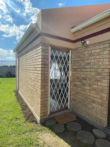 - un bâtiment en briques avec une porte et une fenêtre dans l'établissement York-R102 Airport Road, à George