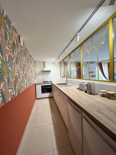 a kitchen with a sink and a counter top at La provence avec piscine privative en campagne in Pernes-les-Fontaines