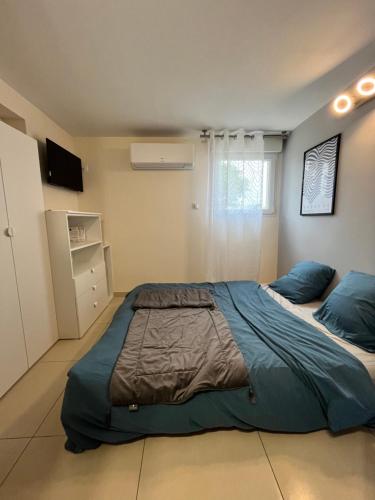 une chambre avec un grand lit avec des oreillers bleus dans l'établissement La provence avec piscine privative en campagne, à Pernes-les-Fontaines