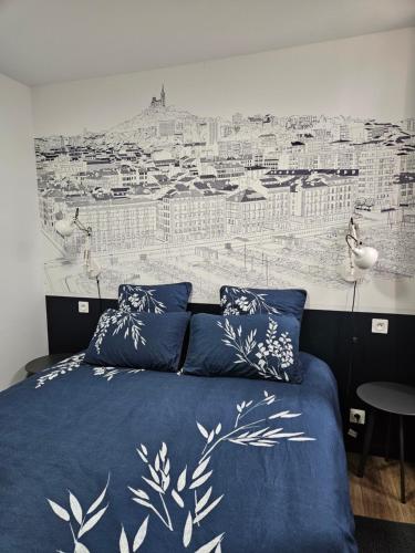 - une chambre avec un lit bleu et une fresque murale dans l'établissement Bleu Ciel au Panier, à Marseille
