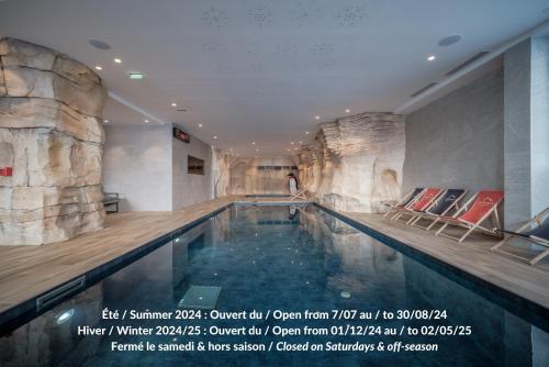 - une piscine dans un bâtiment avec piscine dans l'établissement Residence Denali, à Tignes