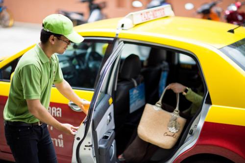 a man is getting out of a taxi at Ploen Chaweng by Tolani in Chaweng