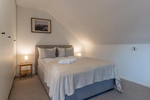 ルストにあるEPA Apartment - France styleの大きな白いベッドと2つのランプのある寝室