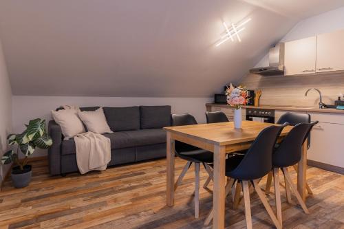 ルストにあるEPA Apartment - France styleのテーブルとソファのあるリビングルーム