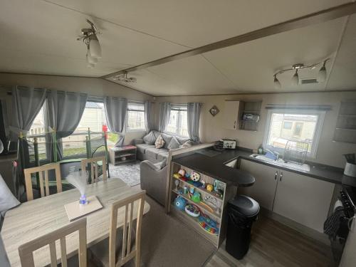 eine Küche und ein Wohnzimmer mit einem Wohnwagen in der Unterkunft Immaculate Sen friendly 3-Bed caravan in Porthcawl in Porthcawl