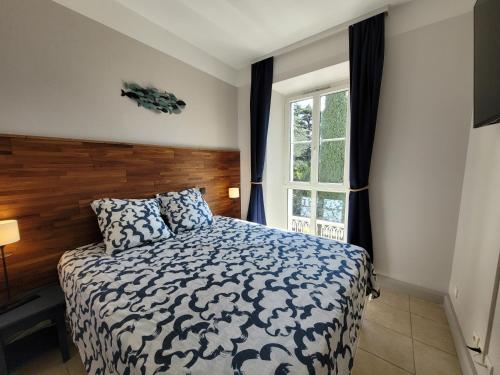une chambre avec un lit et une fenêtre dans l'établissement Appartement 3P dans Maison Bourgeoise - 6 personnes - Vue Mer - Parking, à Cannes