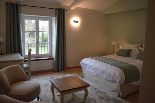 - une chambre avec un lit, une chaise et une fenêtre dans l'établissement Le Domaine d'Euphony, à Monteux