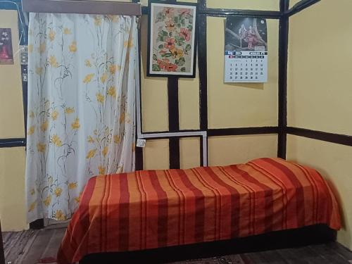Postel nebo postele na pokoji v ubytování Royal Pine Homestay