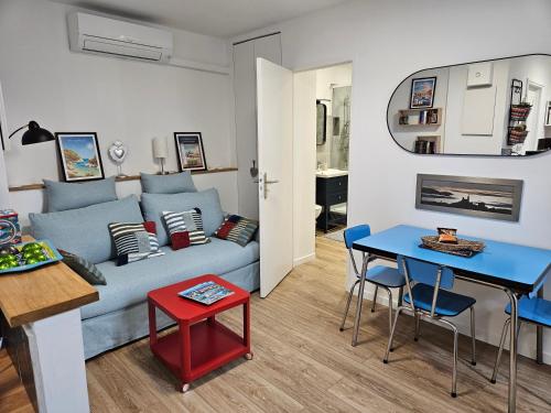 un salon avec un canapé bleu et une table dans l'établissement Bleu Ciel au Panier, à Marseille
