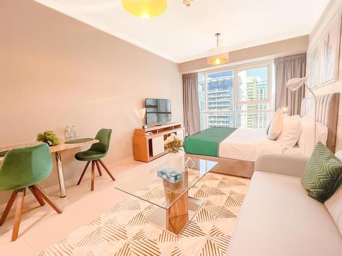 Posezení v ubytování Cosmos Living Modern Studio Near Dubai Marina