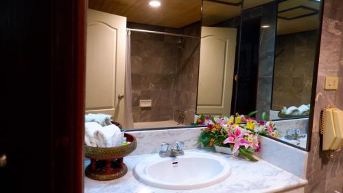 a bathroom with a sink and a mirror at Lampang Wieangthong in Lampang